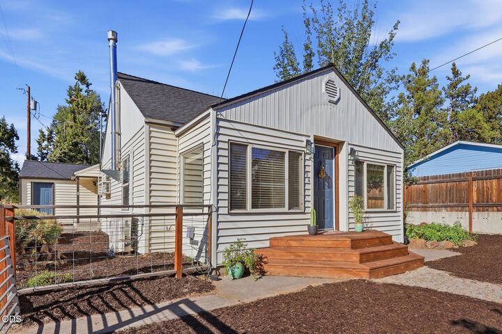 Property Photo:  504 NE Dekalb Avenue  OR 97701 