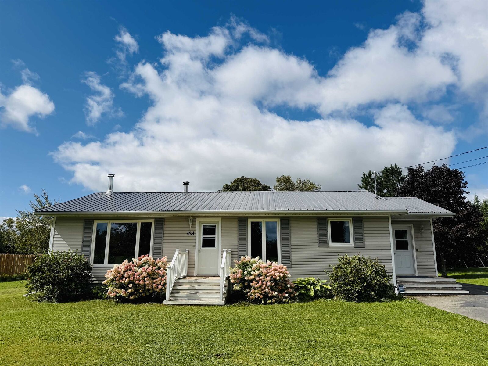Property Photo:  424 Macintyre Avenue  PE C0A 1R0 