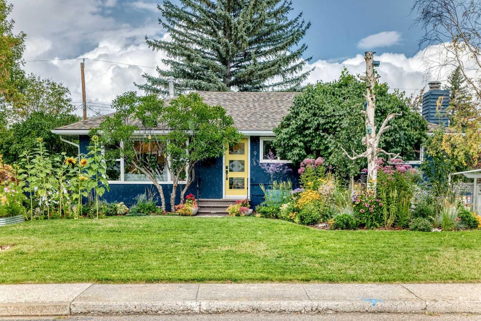 Property Photo:  1916 Green Ridge Road SW  AB T3E 4B1 