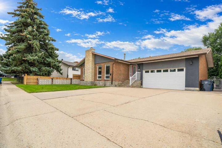 Property Photo:  2672 12 Avenue SE  AB T1B 1V6 