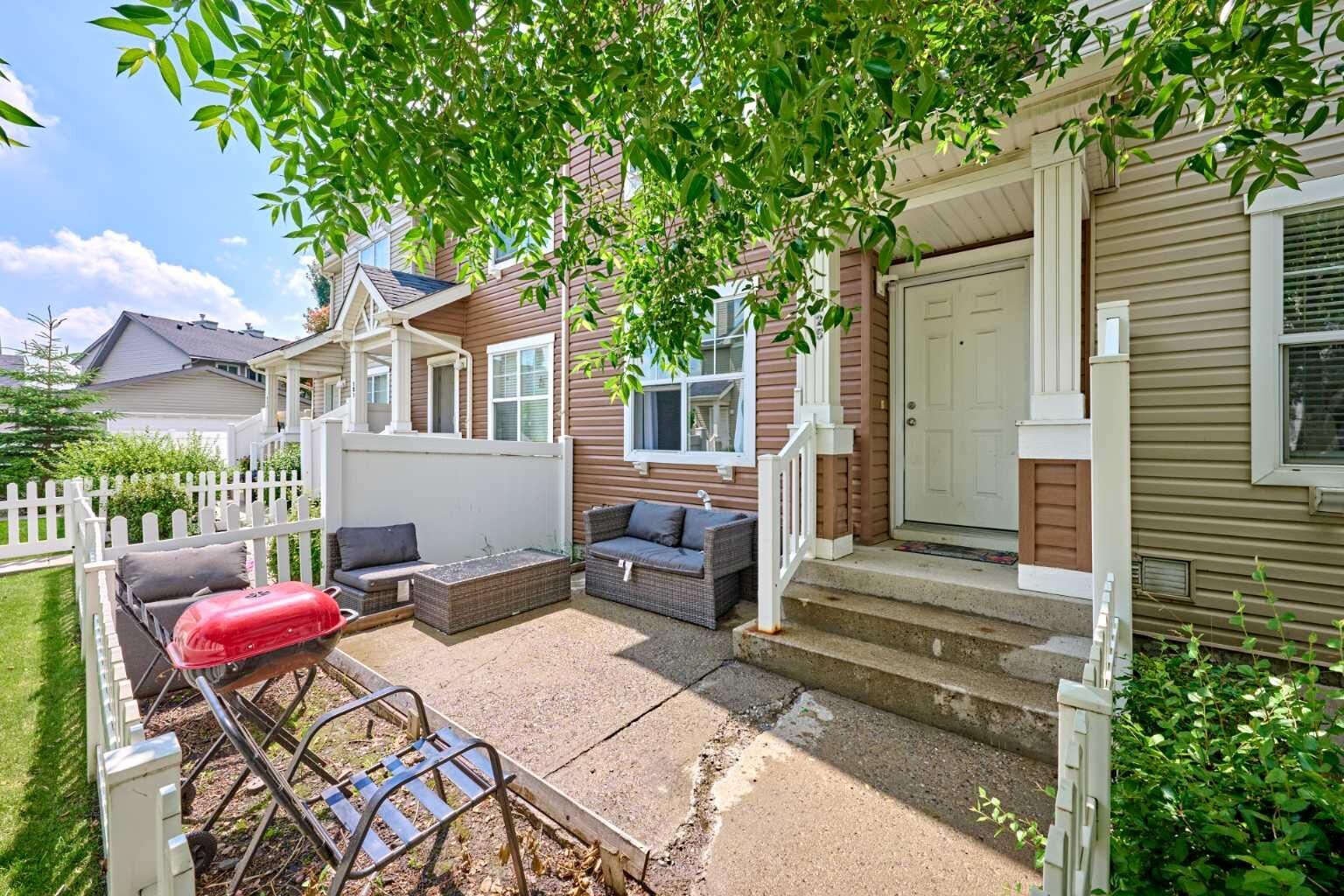 Property Photo:  225 Elgin Gardens SE  AB T2Z 4T6 