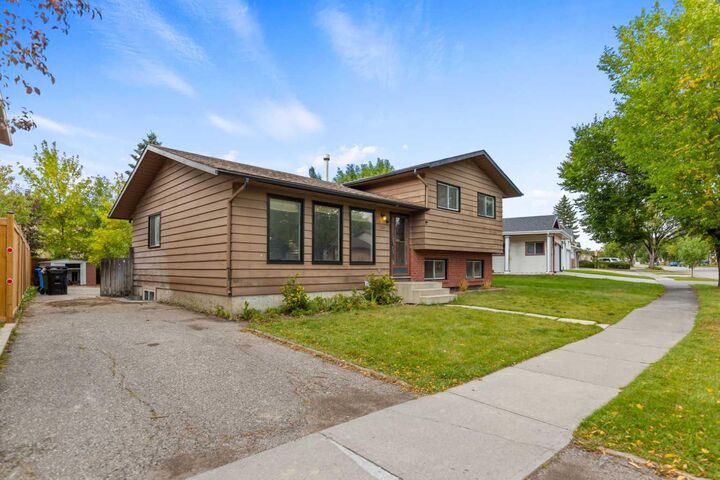 Property Photo:  304 Whitefield Drive NE  AB T1Y 5J3 