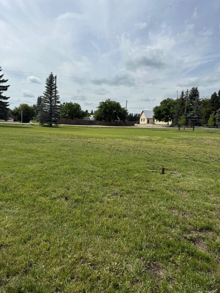 Property Photo:  122 2 Avenue W  AB T0J 2R0 