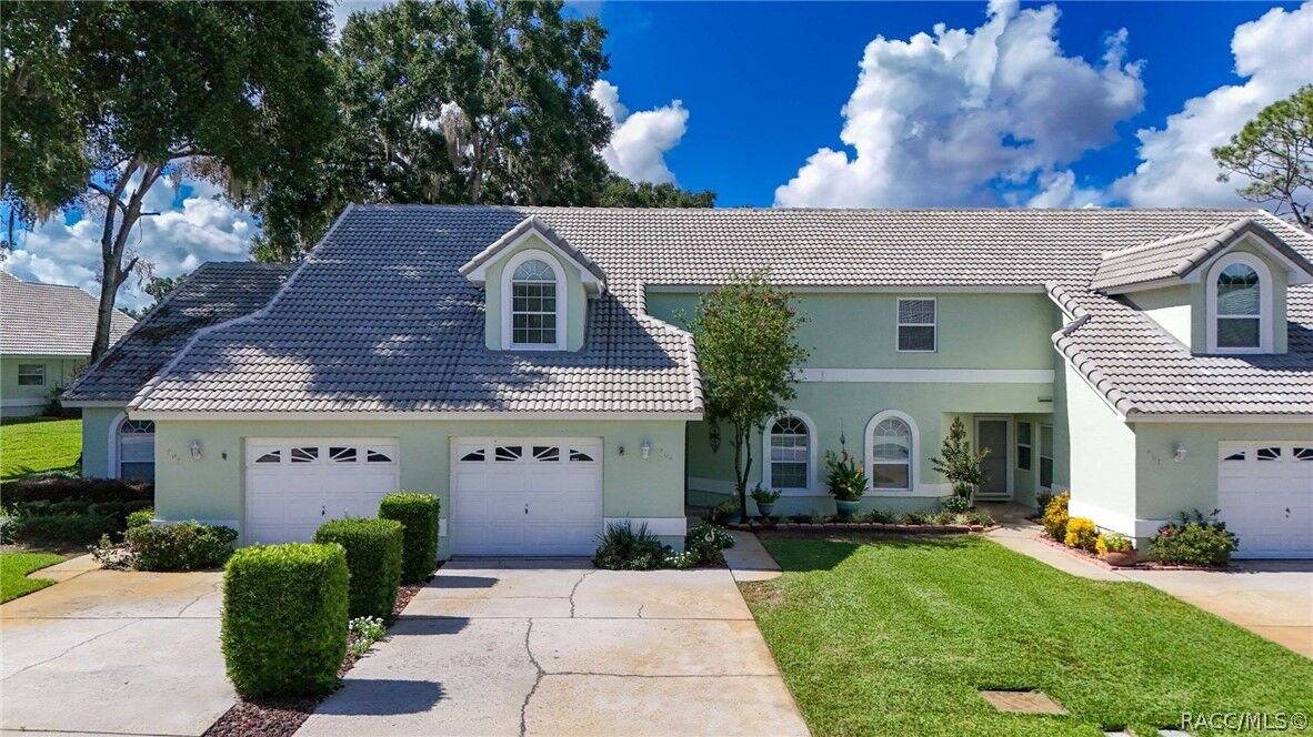 Property Photo: 805 Windermere Boulevard FL 34453