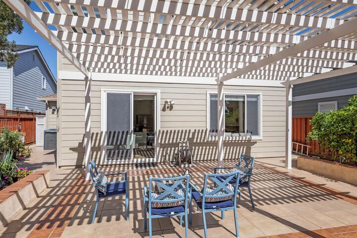 Property Photo:  924 Baines Street  CA 94303 