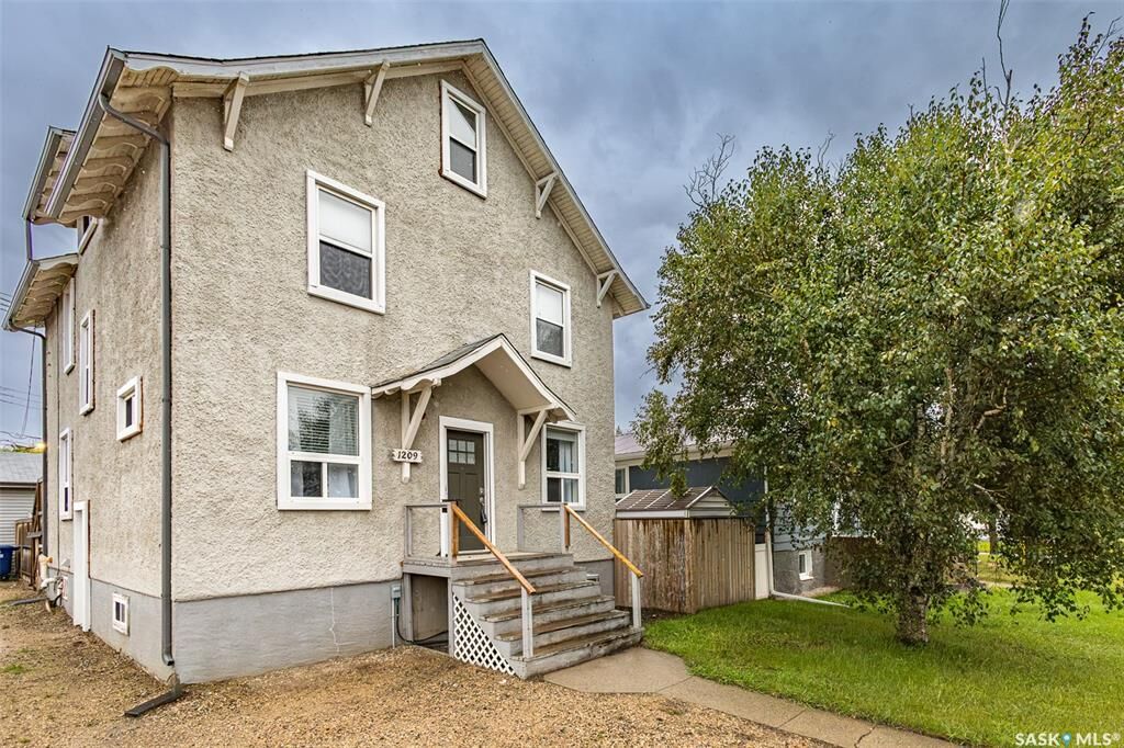 Property Photo:  1209 Cumberland Avenue S  SK S7H 2L8 