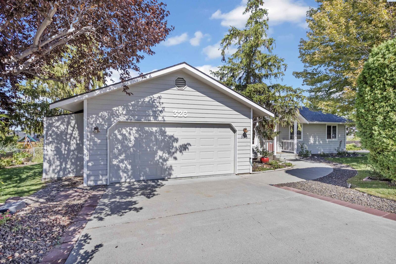 Property Photo: 326 Satus St WA 99352