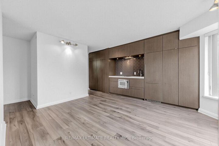 Property Photo:  155 Yorkville Avenue 1607  ON M5R 0B4 