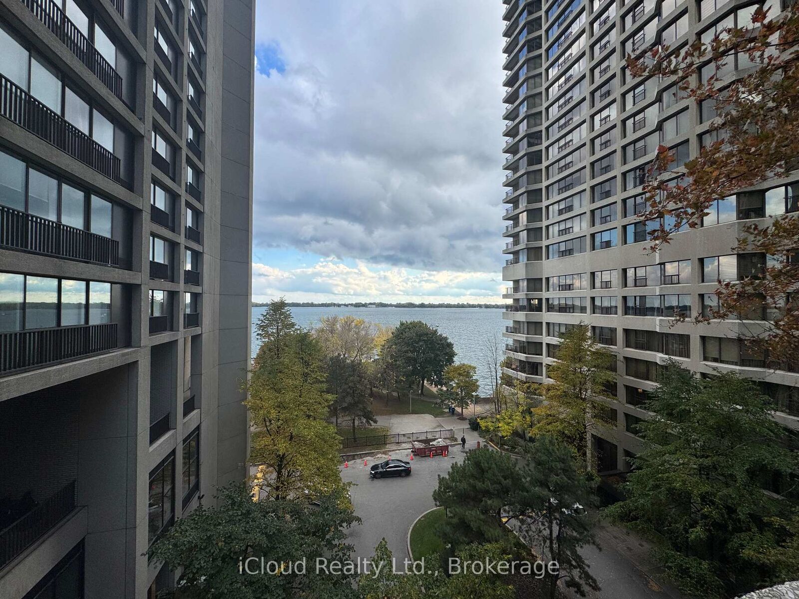 Property Photo:  33 Harbour Square 2423  ON M5J 2G2 
