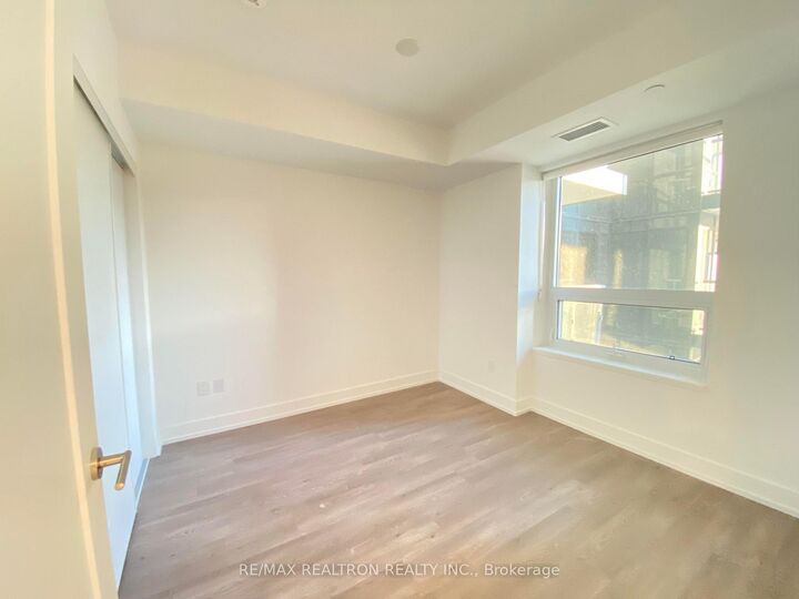Property Photo:  8 Cedarland Drive 925  ON L6G 0H4 