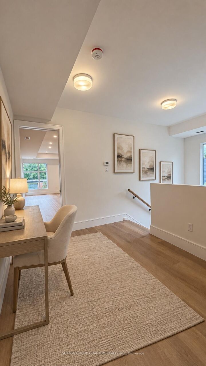 Property Photo:  43 Elmwood Avenue N #2  ON L5G 3K1 