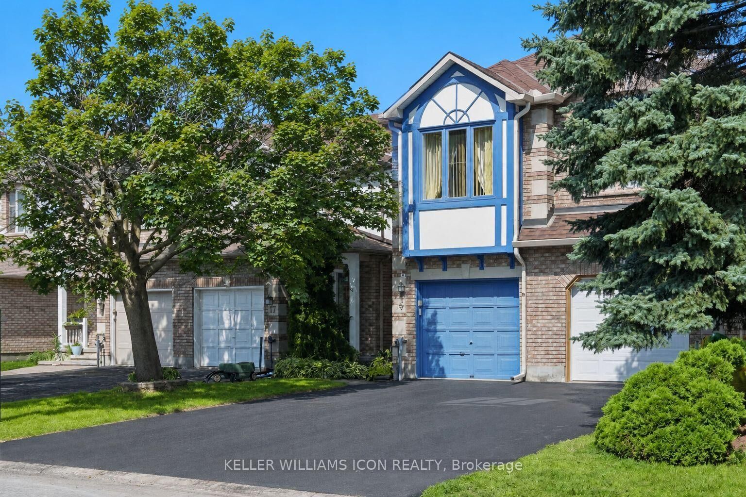 Property Photo:  15 Locheland Crescent  ON K2G 6H2 