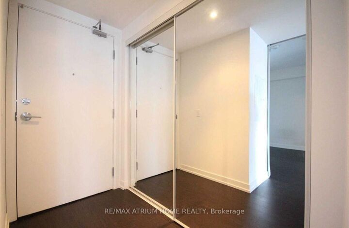 Property Photo: 85 Wood Street 1517 ON M4Y 0E8