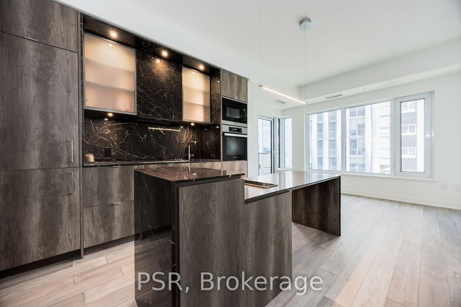 Property Photo: 11 Yorkville Avenue 2707 ON M4W 0B7