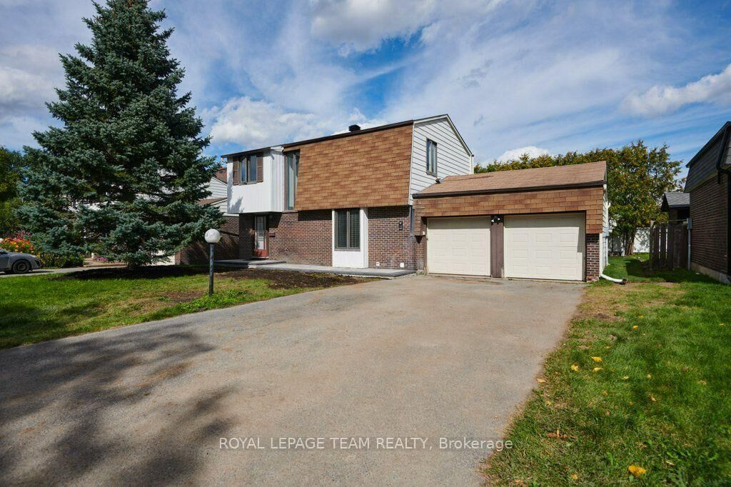 Property Photo:  11 Elvaston Avenue  ON K2G 3T2 