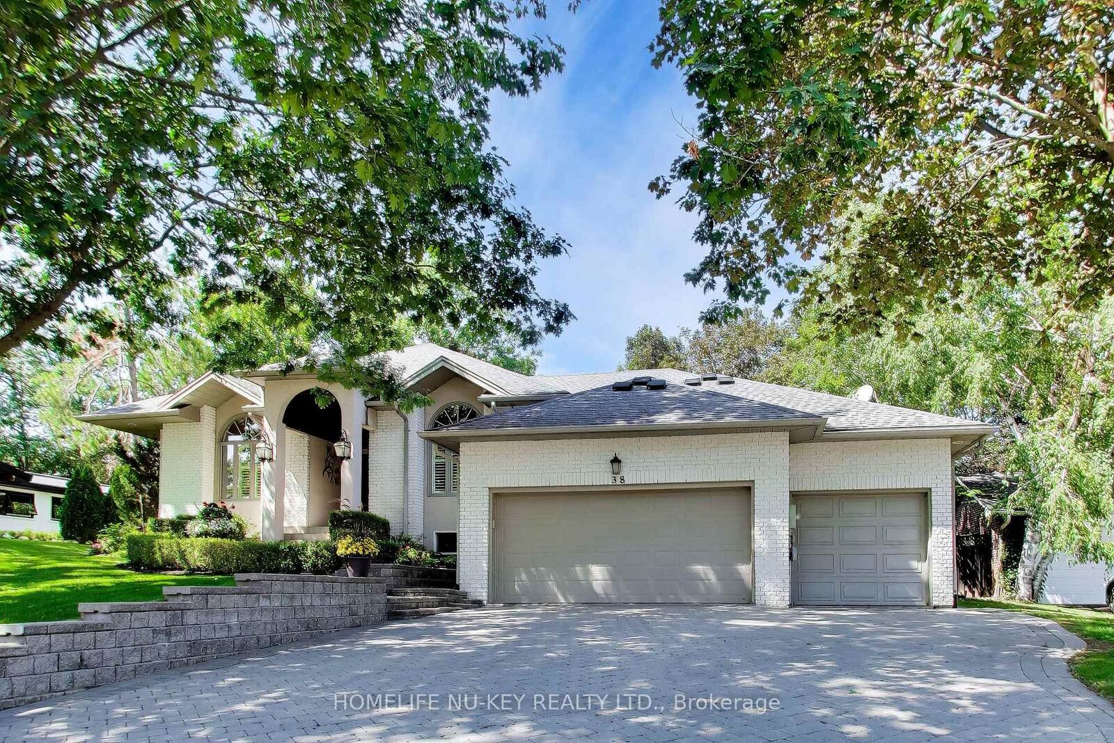 Property Photo:  38 Castle Drive  ON L4N 1R1 