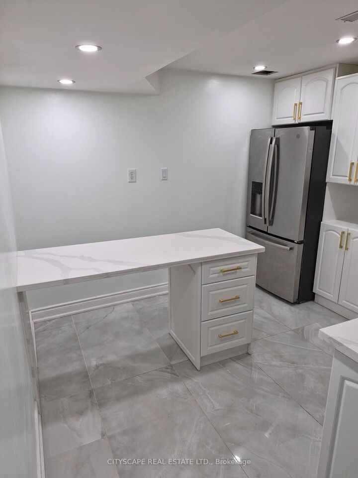 Property Photo:  368 Sardinia Drive Bsmt  ON L5R 3X6 