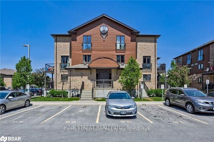 Property Photo:  35 Madelaine Drive 5  ON L4N 9T2 
