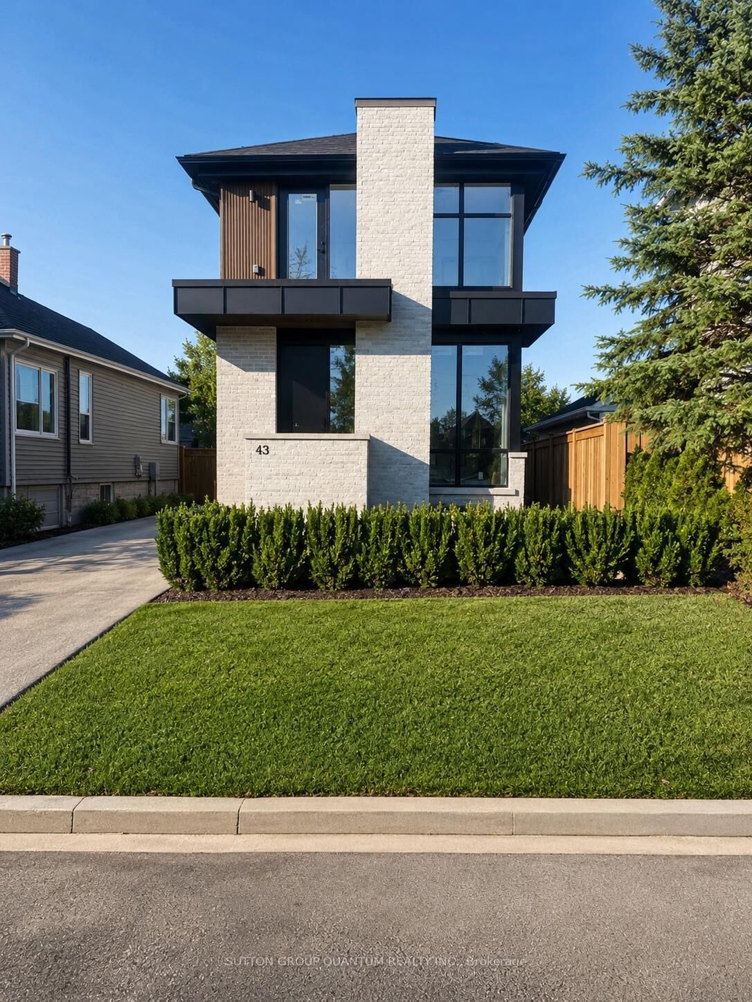 Property Photo:  43 Elmwood Avenue N #3  ON L5G 3K1 