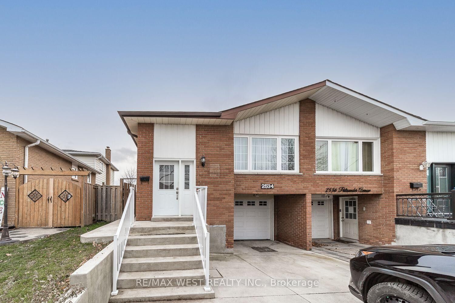 Property Photo: 2534 Palisander Avenue ON L5B 2L2