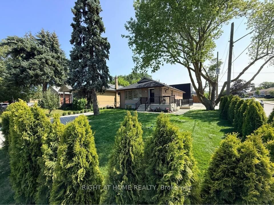 Property Photo:  113 Crocus Drive Main  ON M1R 4T4 
