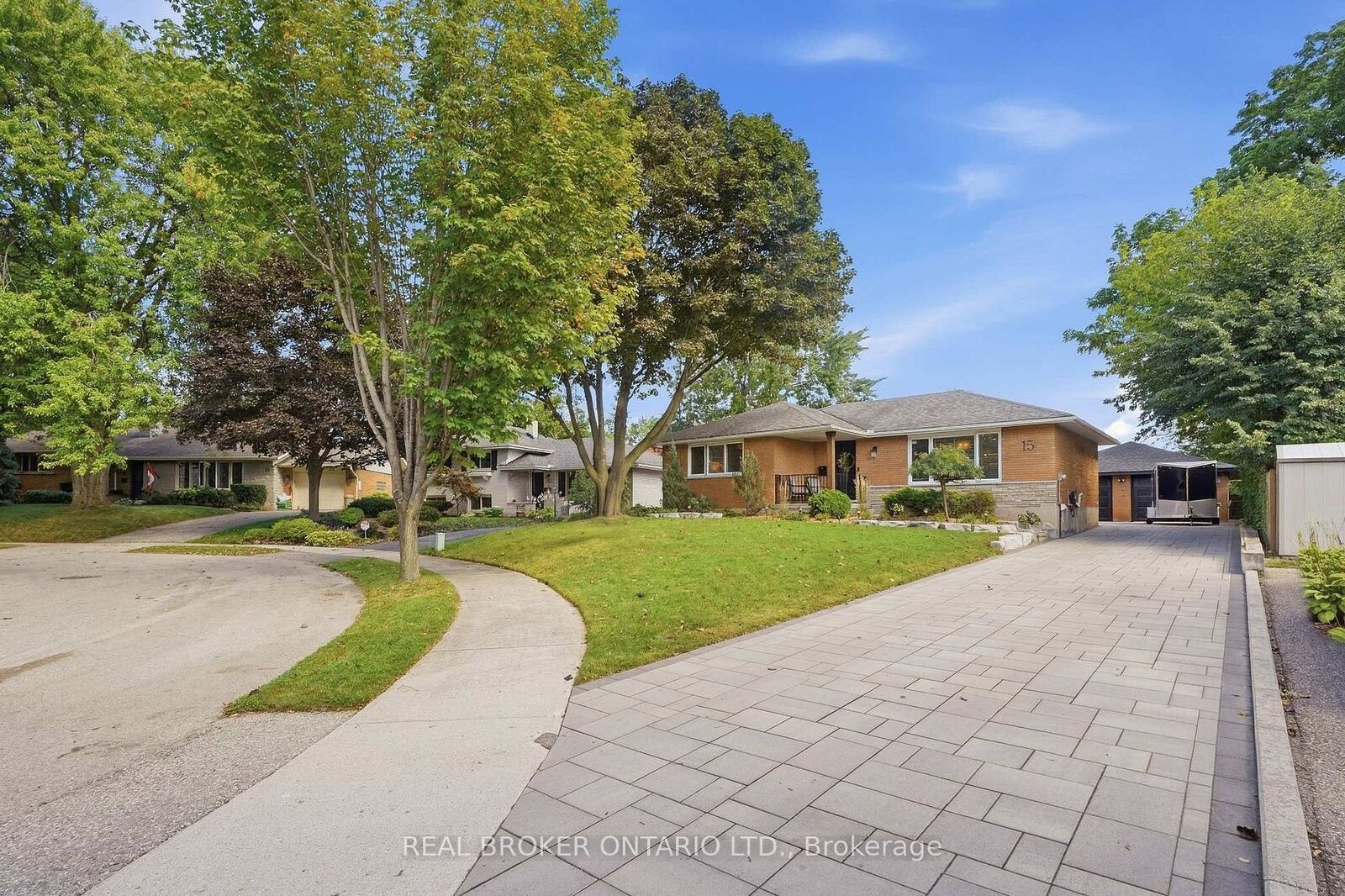 Property Photo:  15 Linton Place  ON N2B 2K1 