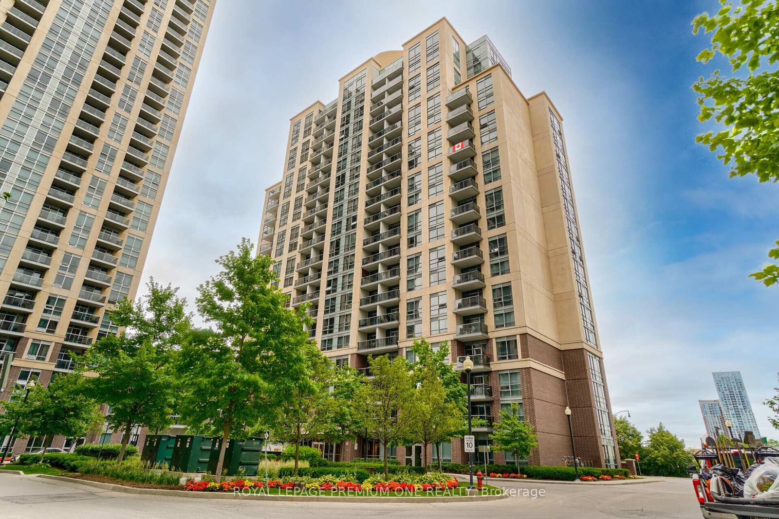 Property Photo:  1 Michael Power Place 911  ON M9A 0A1 