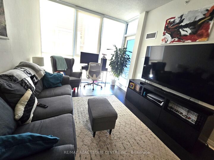 Property Photo:  75 Eglinton Avenue W 2301  ON L5R 0E5 