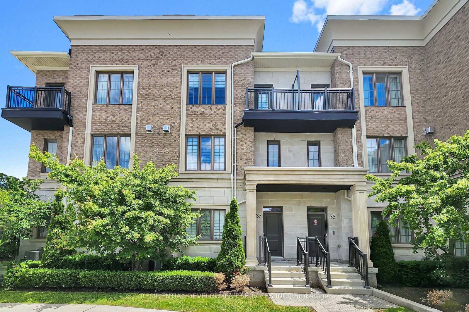 Property Photo: 37 Village Parkway ON L3R 5R8
