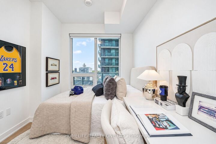Property Photo:  117 Broadway Avenue 1111  ON M4P 1V3 