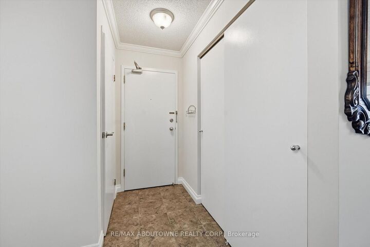 Property Photo: 1450 Glen Abbey Gate 1121 ON L6M 2V7