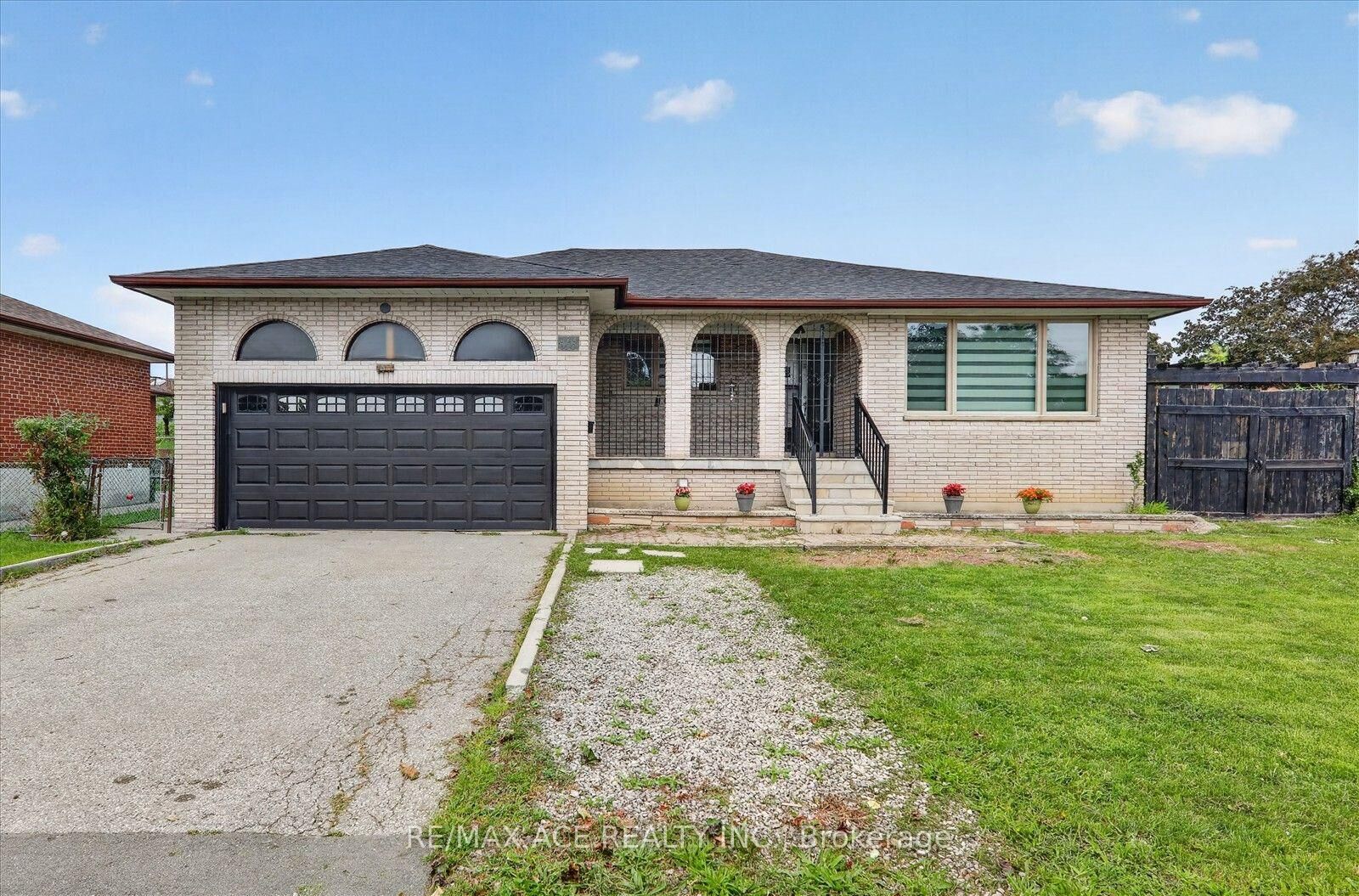Property Photo: 124 Honeywood Road ON M3N 1B4