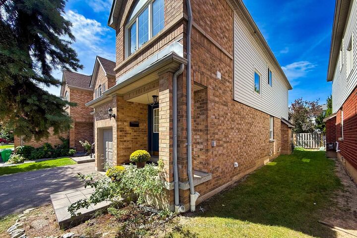Property Photo:  5230 Glen Erin Drive 33  ON L5M 5Z7 