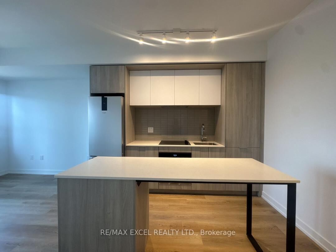 Property Photo:  395 Square One Drive 902  ON L5B 0P6 