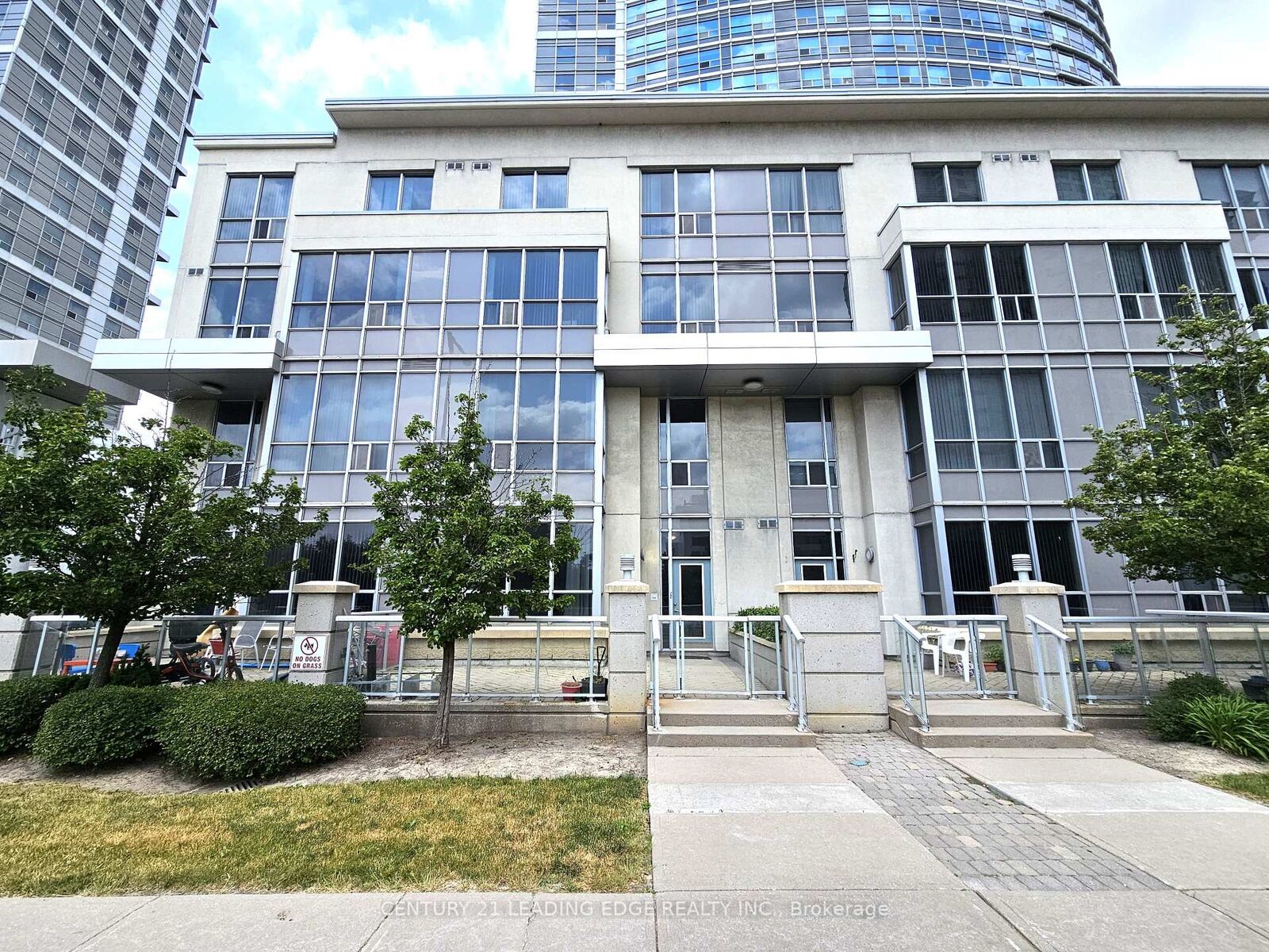 Property Photo:  38 Lee Centre Drive Th120  ON M1H 3J7 