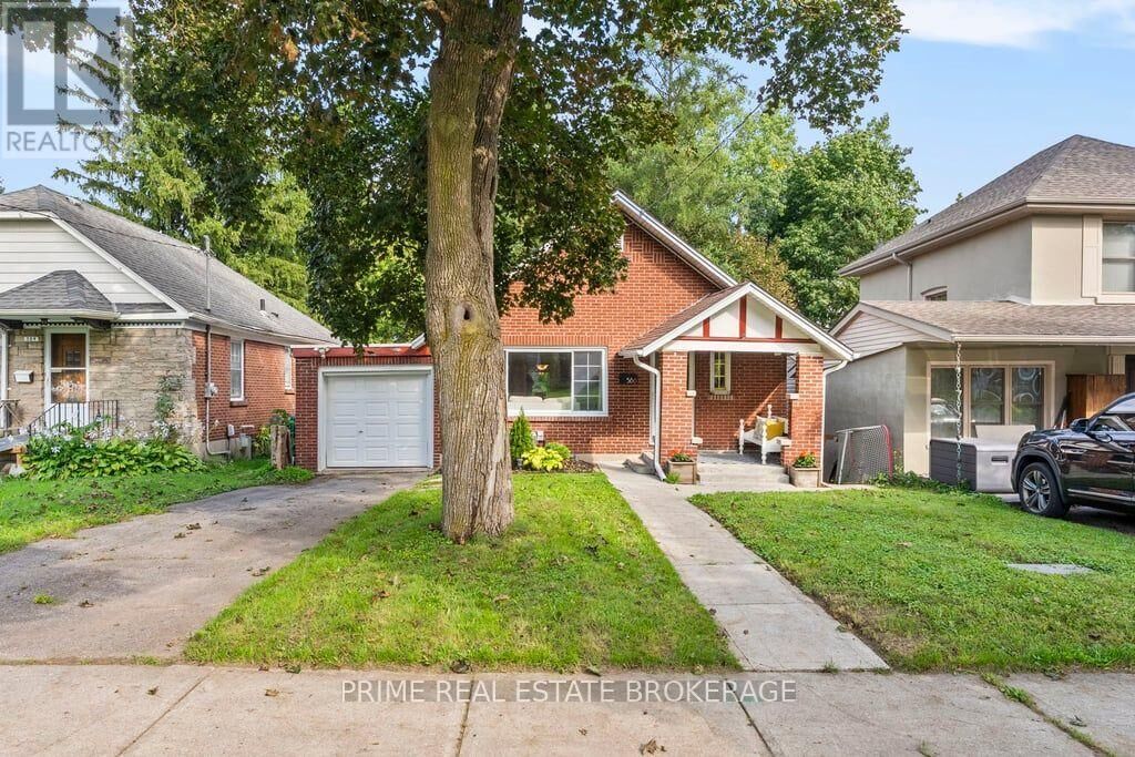 Property Photo:  586 Victoria Street  ON N5Y 4B8 