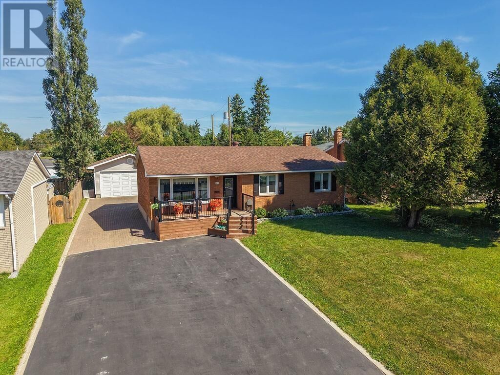 Property Photo:  42 Niagara Dr  ON P6B 4L7 