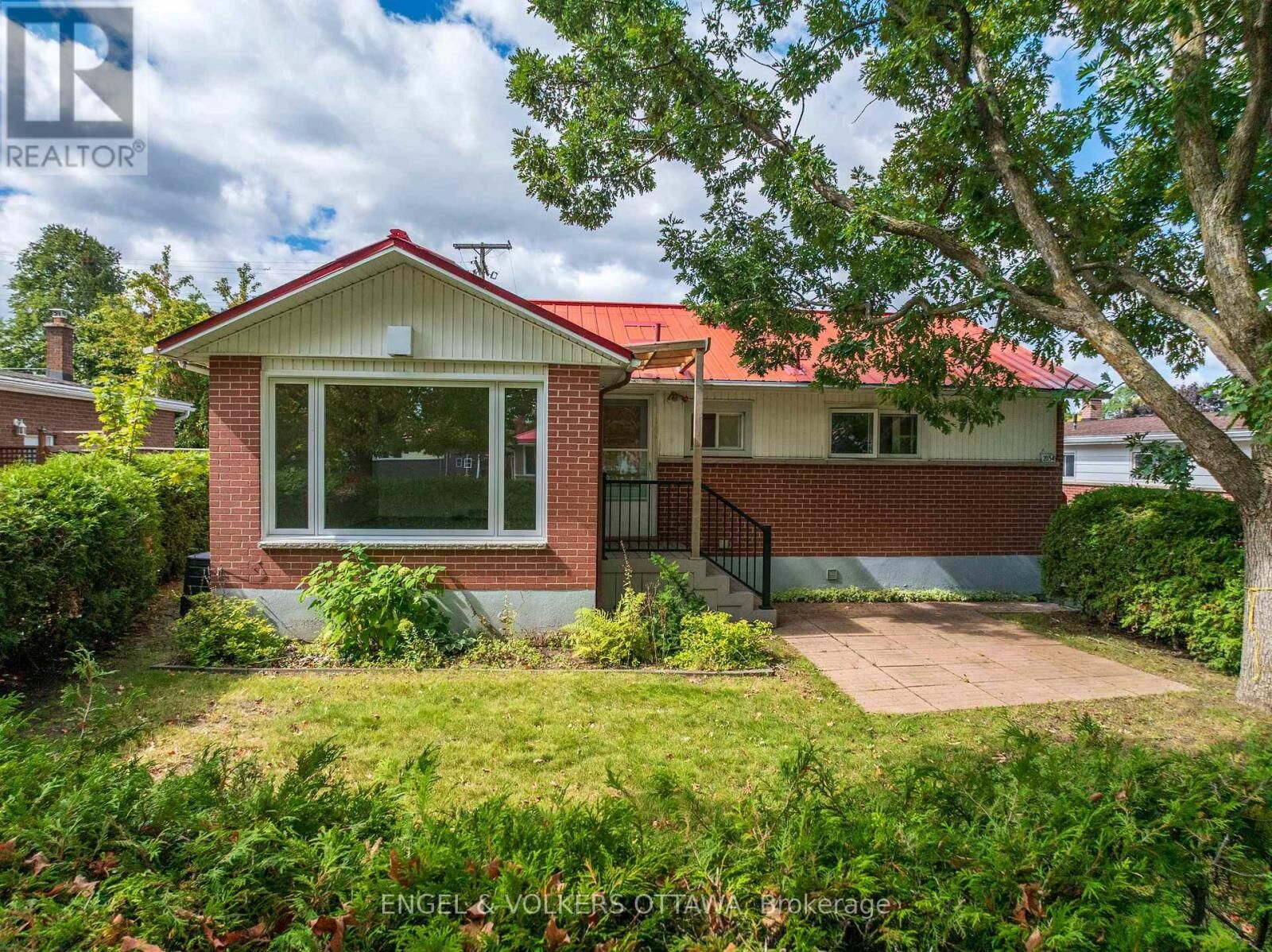 Property Photo:  2034 Cornish Street  ON K1G 2R8 