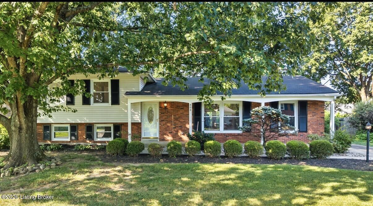 Property Photo:  808 Foxwood Ave  KY 40223 