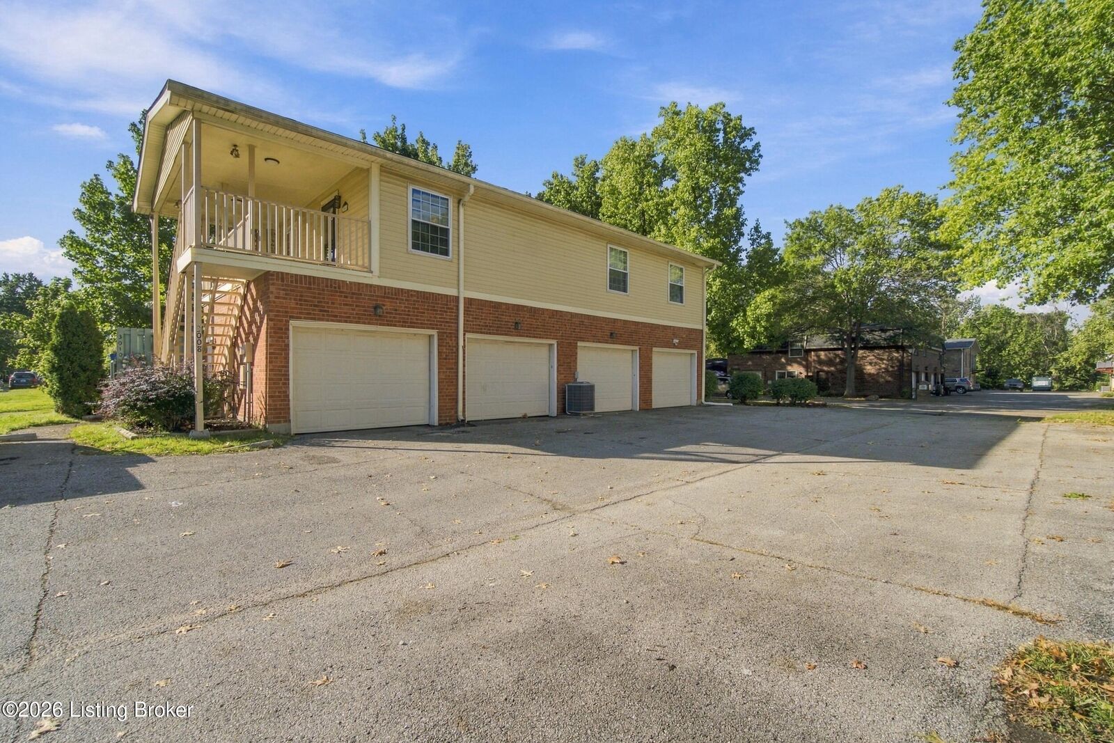 Property Photo:  3008 Treeview Ct  KY 40214 