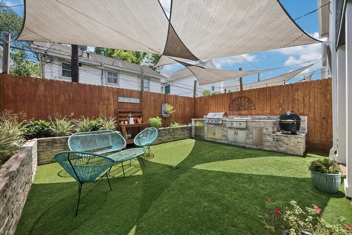 Property Photo: 118 E 27th Street B TX 77008