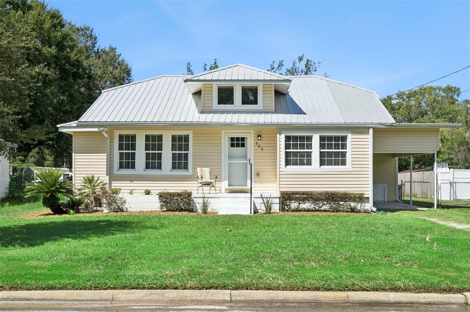 Property Photo: 325 W Newell Street FL 34787