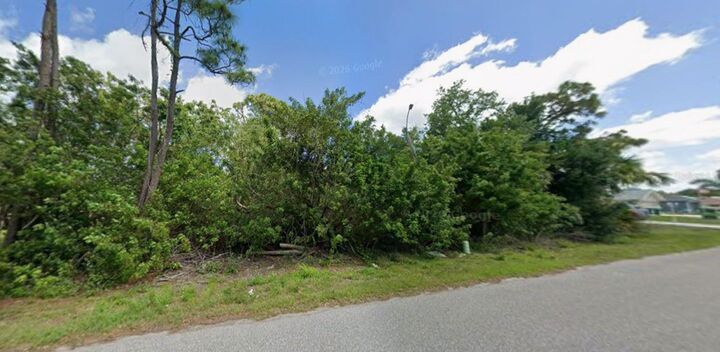 Property Photo: 23034 Troy Avenue FL 33980