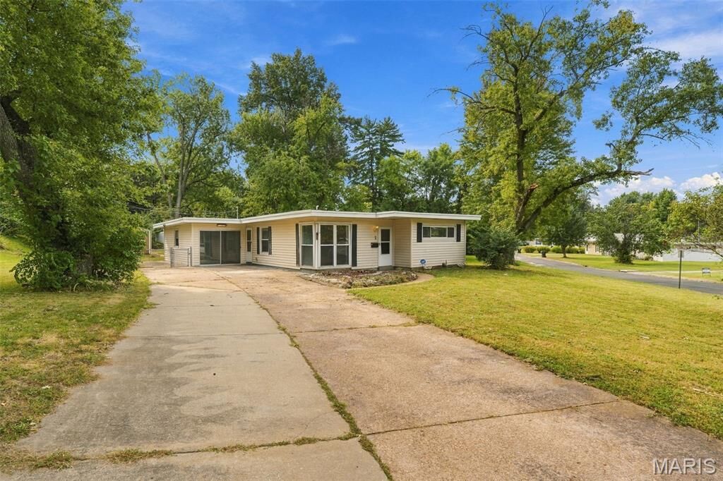 Property Photo:  2 Marquette Drive  MO 63031 