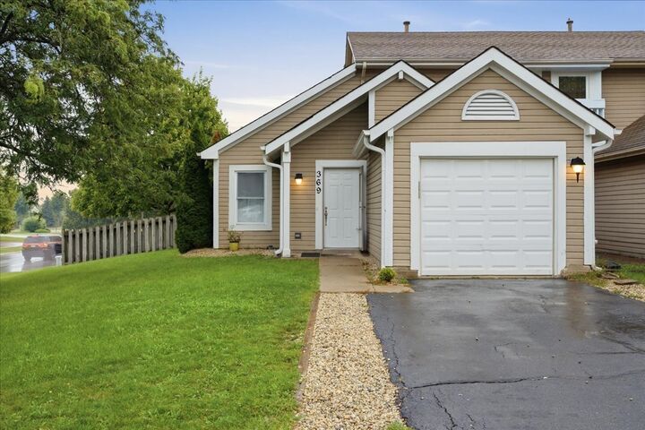 Property Photo: 369 Trailside Court IL 60188