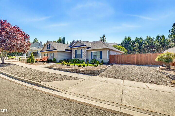 Property Photo: 4126 Hemlock Drive OR 97504