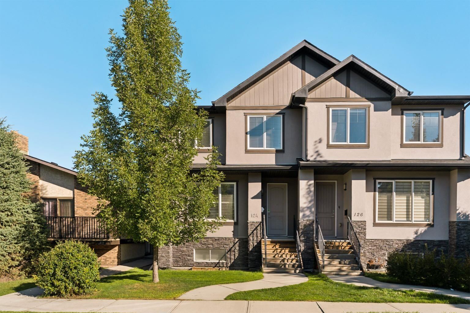 Property Photo:  124 25 Avenue NE  AB T2E 1X8 