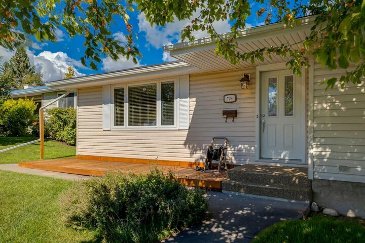 Property Photo:  728 Canfield Place SW  AB T2W 1K6 