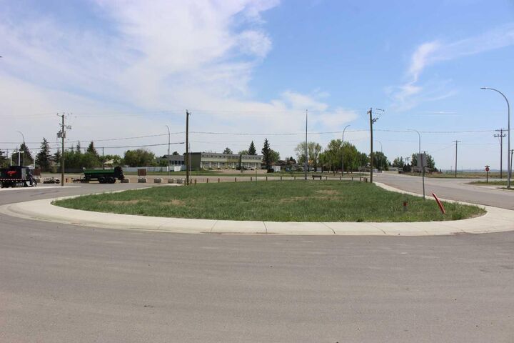 Property Photo:  862 Crescent Avenue  AB T0K 1V0 