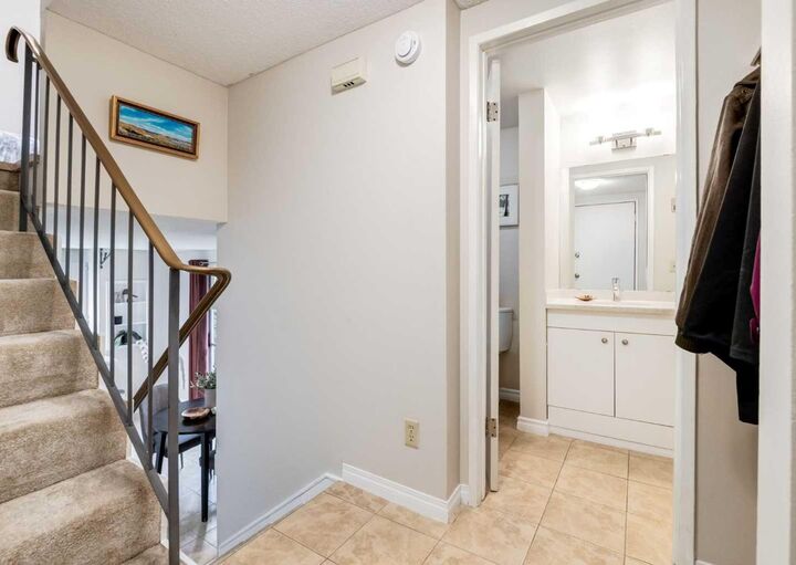 Photo de la propriété: 6819 Centre Street NW 10 AB T3K 5C4